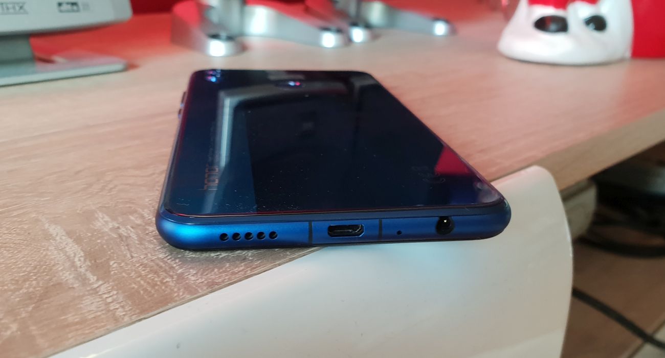 S donje strane su konektori gdje uočavamo zastarjeli USB (nema USB-C), ali i uvijek voljeni 3,5-mm ulaz za slušalice