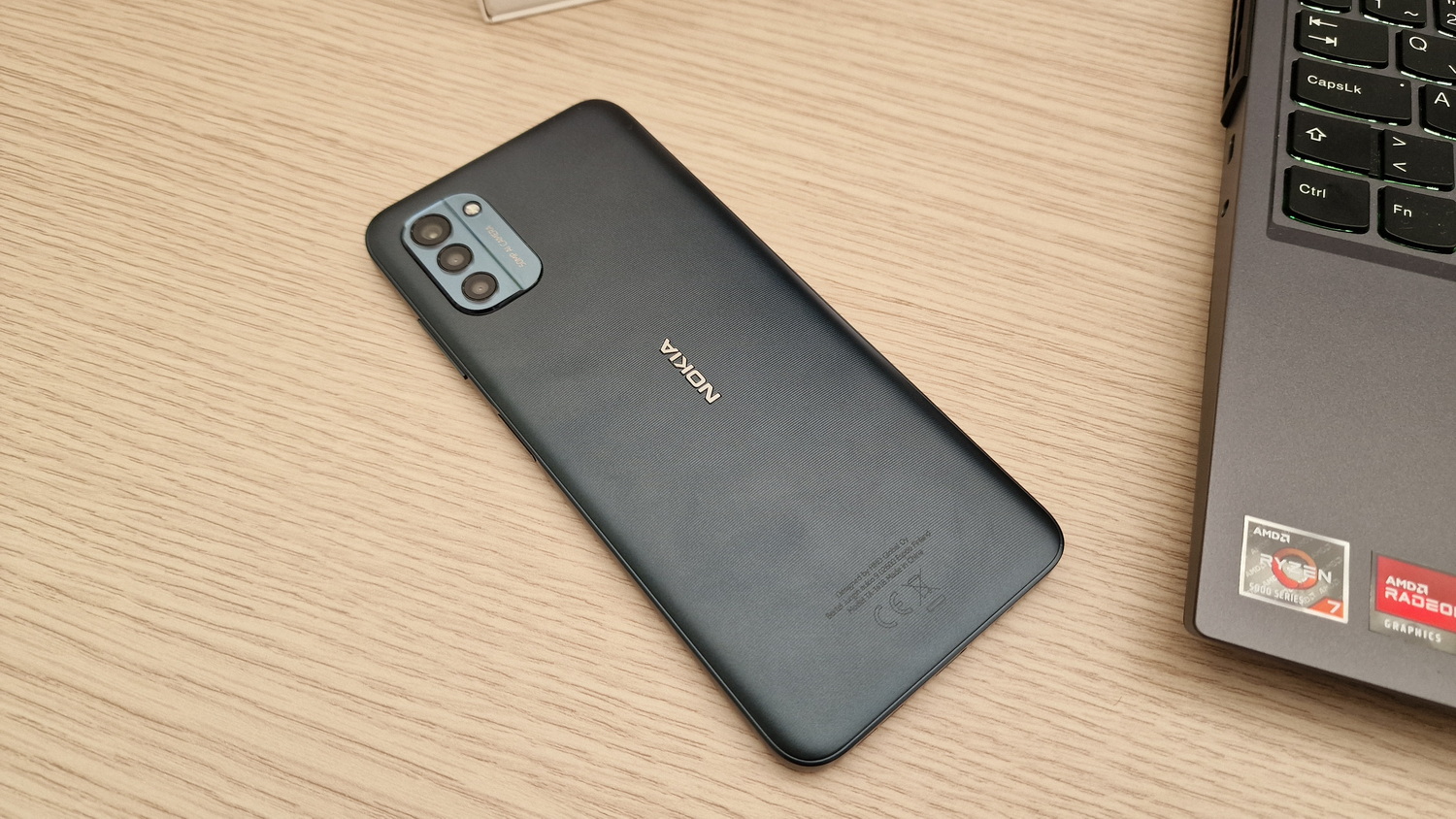 Telefon je izrađen od plastike, no uz poslovično odličnu kvalitetu izrade