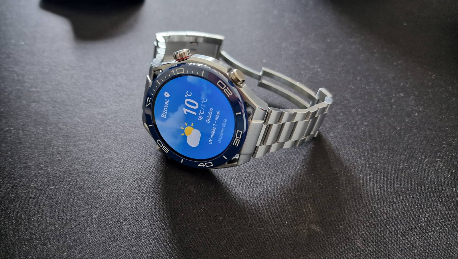 Huawei Watch Ultimate izgled pametnog sata diže na novi nivo, a to će vidjeti i osjetiti svatko tko ga uzme u ruke i stavi na svoje zapešće