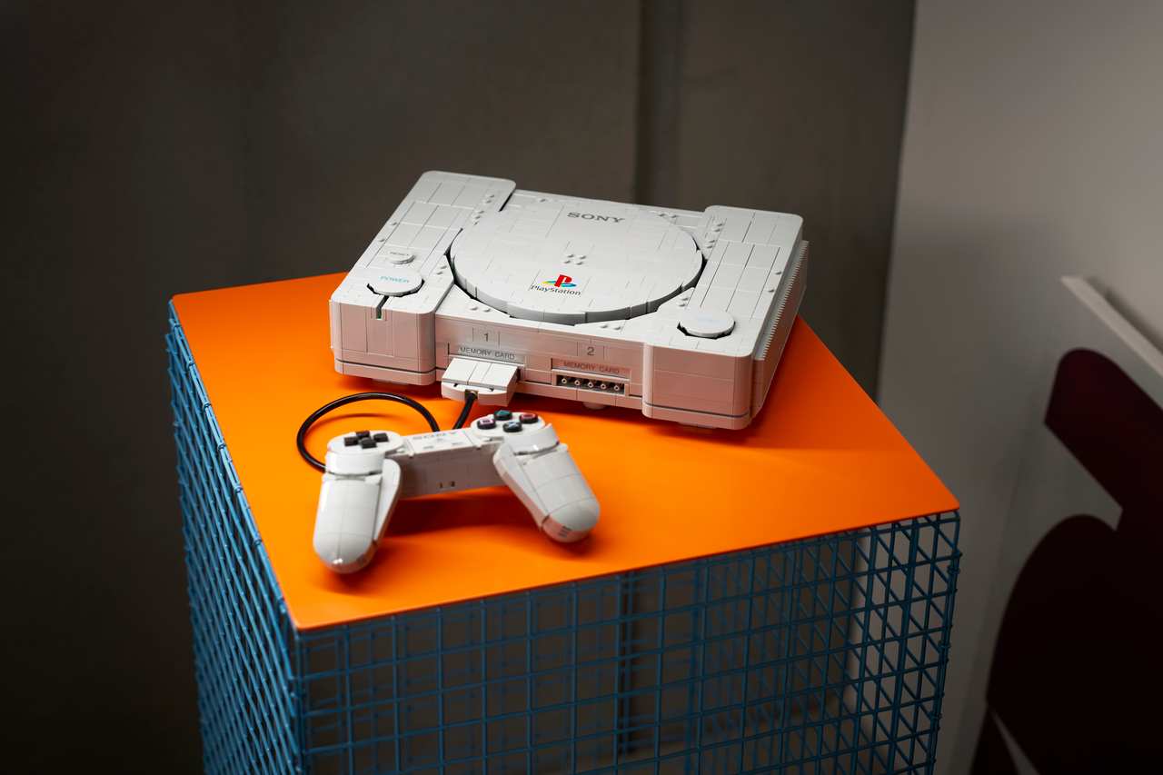 Prvi LEGO PlayStation set donosi legendarnu konzolu u 1.911 kockica